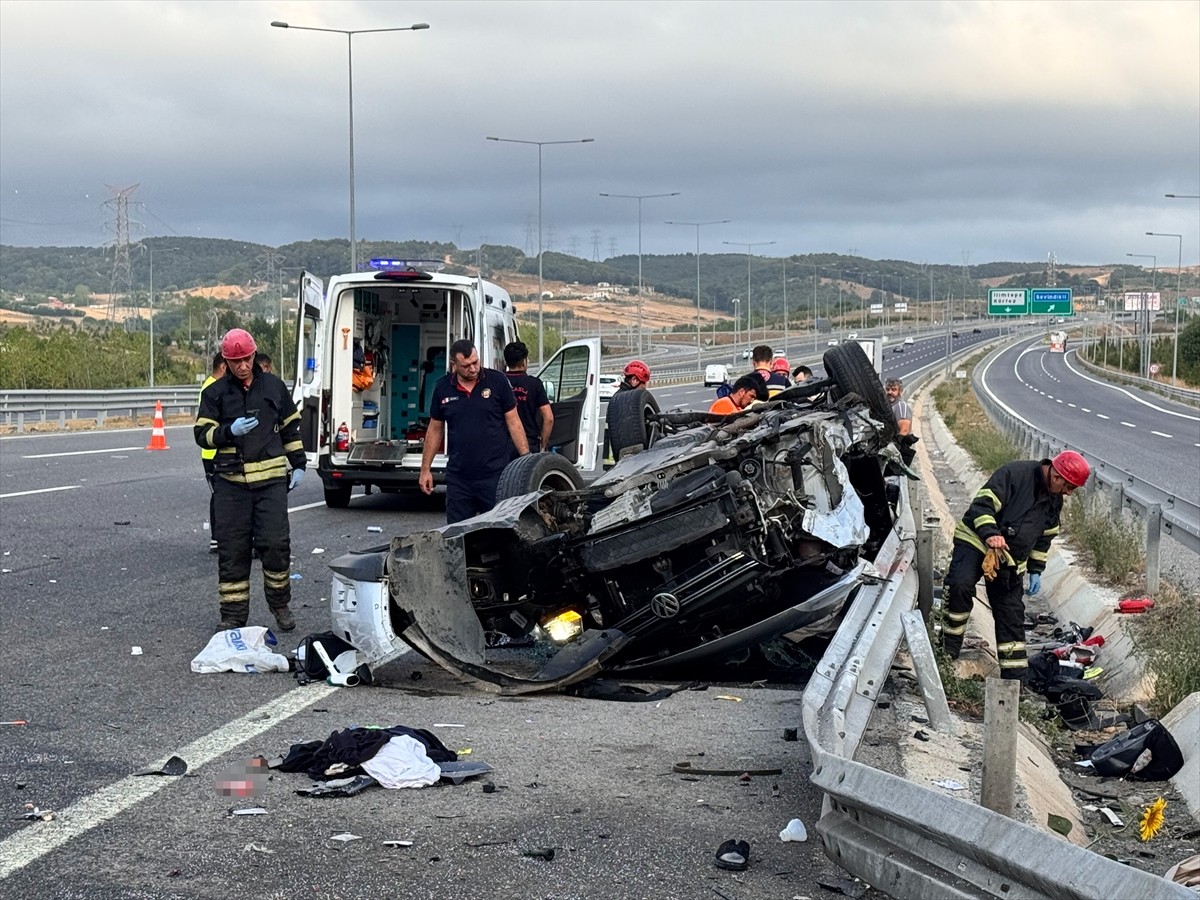 Kuzey Marmara Otoyolu Kocaeli kesiminde takla atan otomobildeki anne öldü, eşi ve 3 çocuğu...
