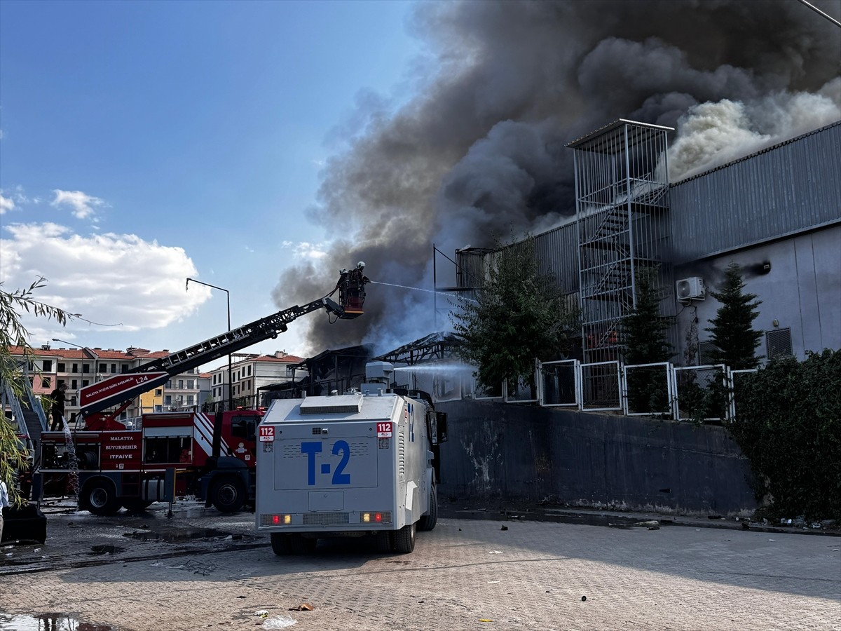 Malatya'da bir hırdavat satış mağazasında çıkan yangına itfaiye ekipleri müdahale ediyor. Emniyete...
