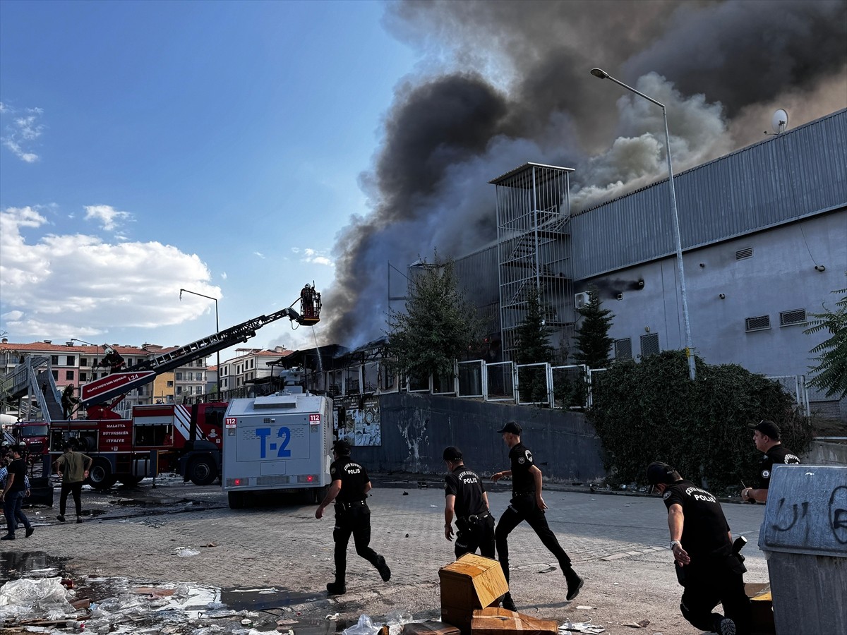 Malatya'da bir hırdavat satış mağazasında çıkan yangına itfaiye ekipleri müdahale ediyor. Emniyete...