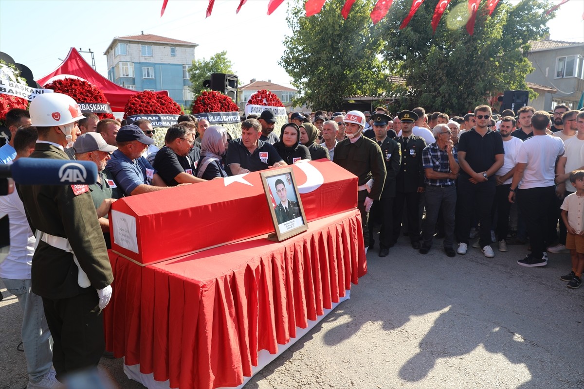 Malatya'nın Akçadağ ilçesinde askeri aracın devrilmesi sonucu şehit olan Hava Savunma Üsteğmen...