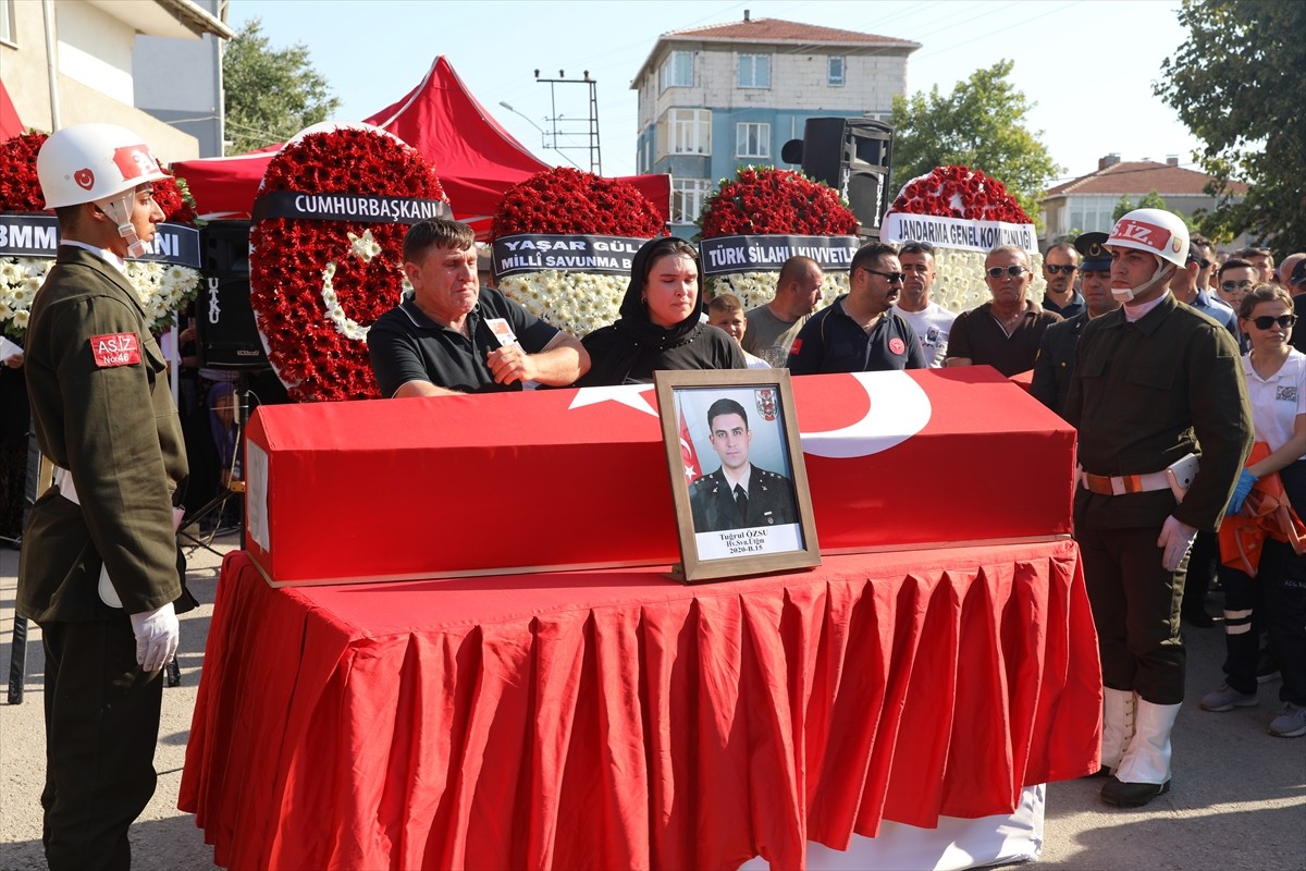 Malatya'nın Akçadağ ilçesinde askeri aracın devrilmesi sonucu şehit olan Hava Savunma Üsteğmen...