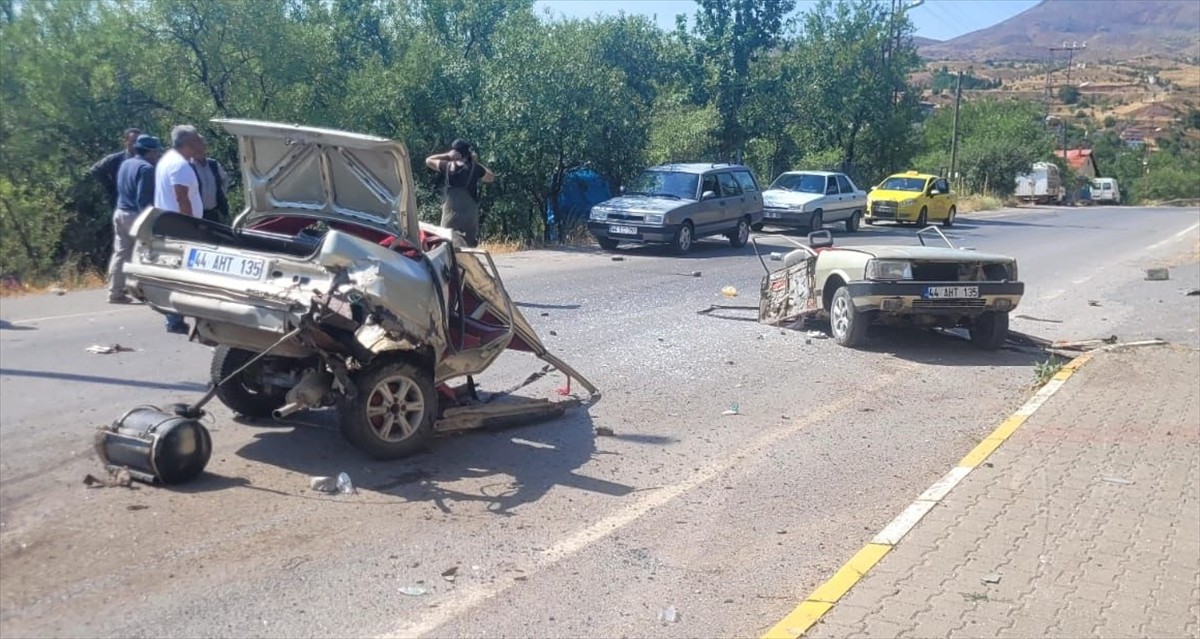 Malatya'nın Arapgir ilçesinde elektrik direğine çarpan otomobilin sürücüsü ağır yaralandı, araç...