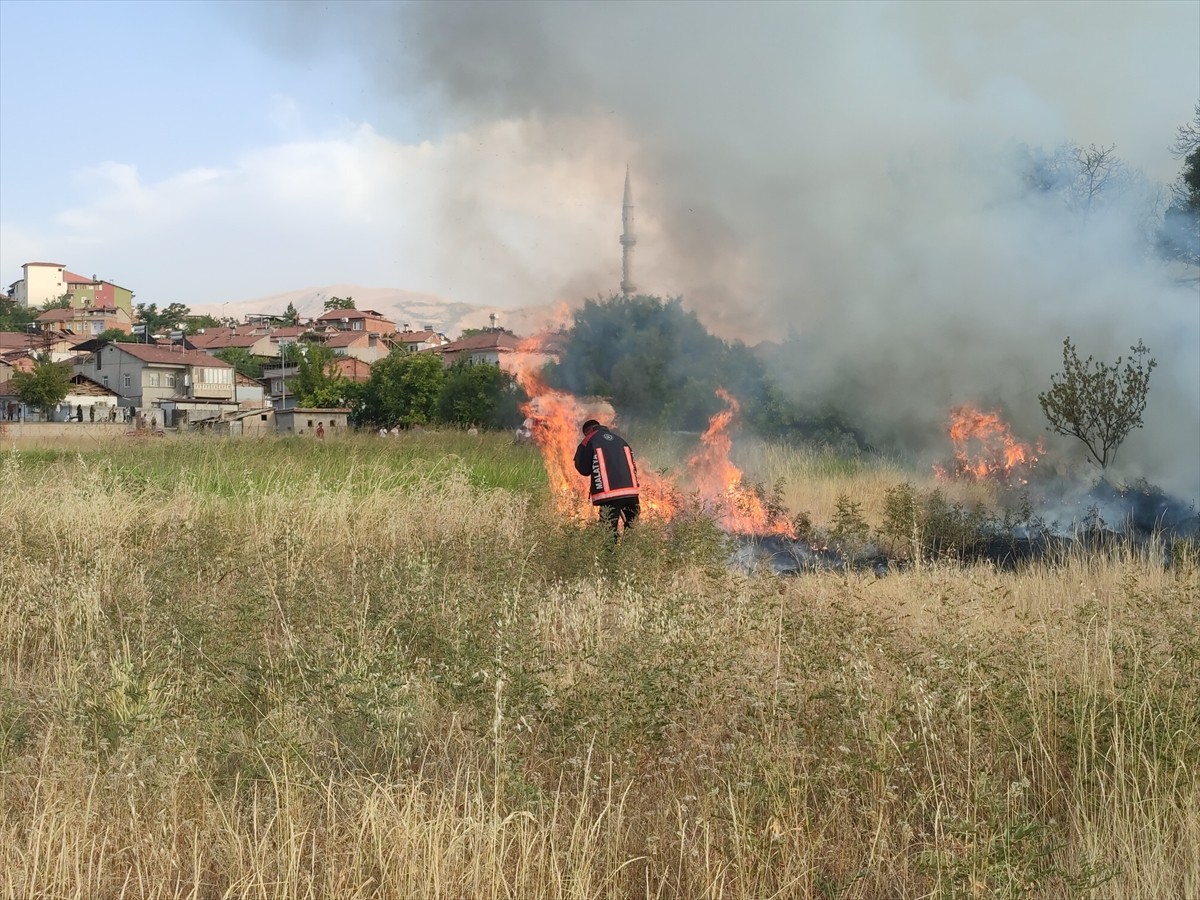 Malatya'nın Yeşilyurt ilçesinde otluk alanda çıkan yangın itfaiye ekiplerince söndürüldü.