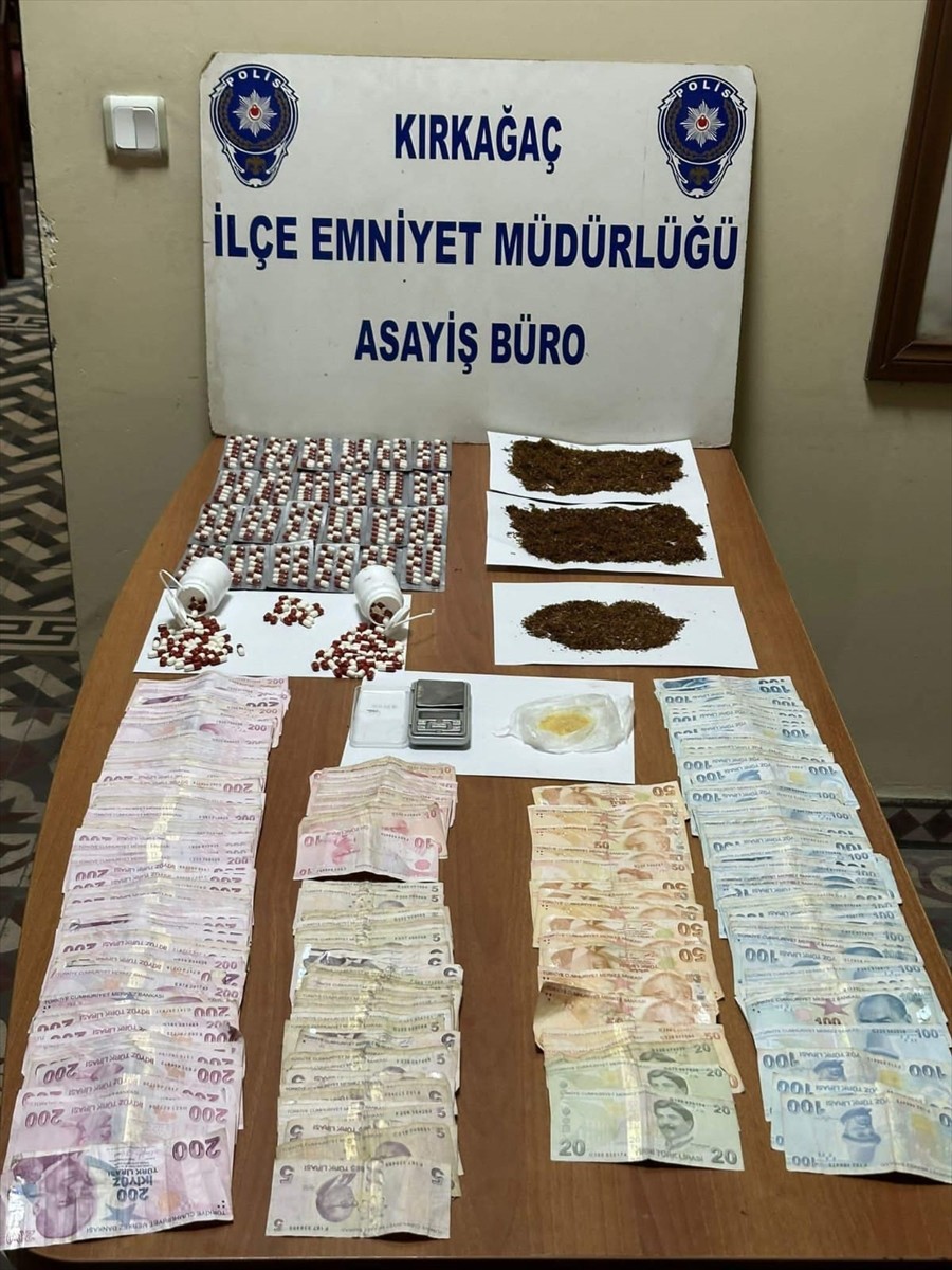 Manisa'nın Kırkağaç ilçesinde uyuşturucu operasyonunda gözaltına alınan 2 şüpheliden 1'i...