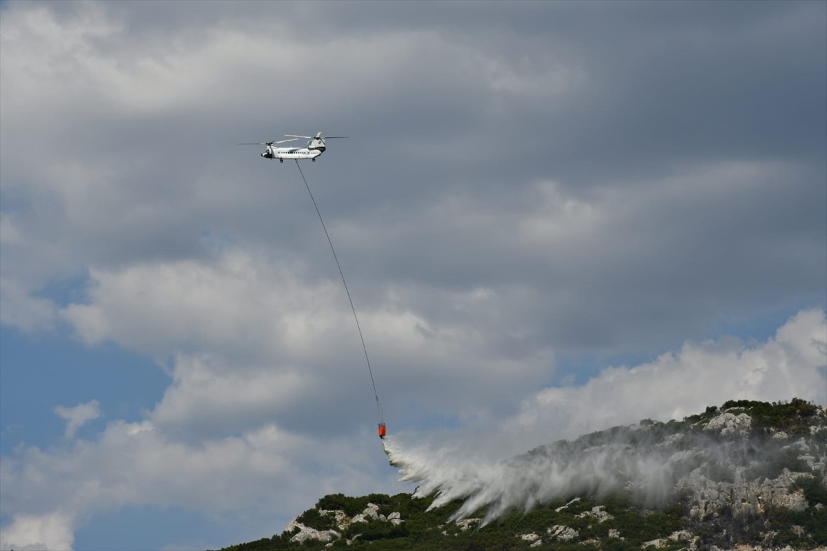Manisa'nın Saruhanlı ilçesinde çıkan orman yangınına ekipler havadan ve karadan müdahale...