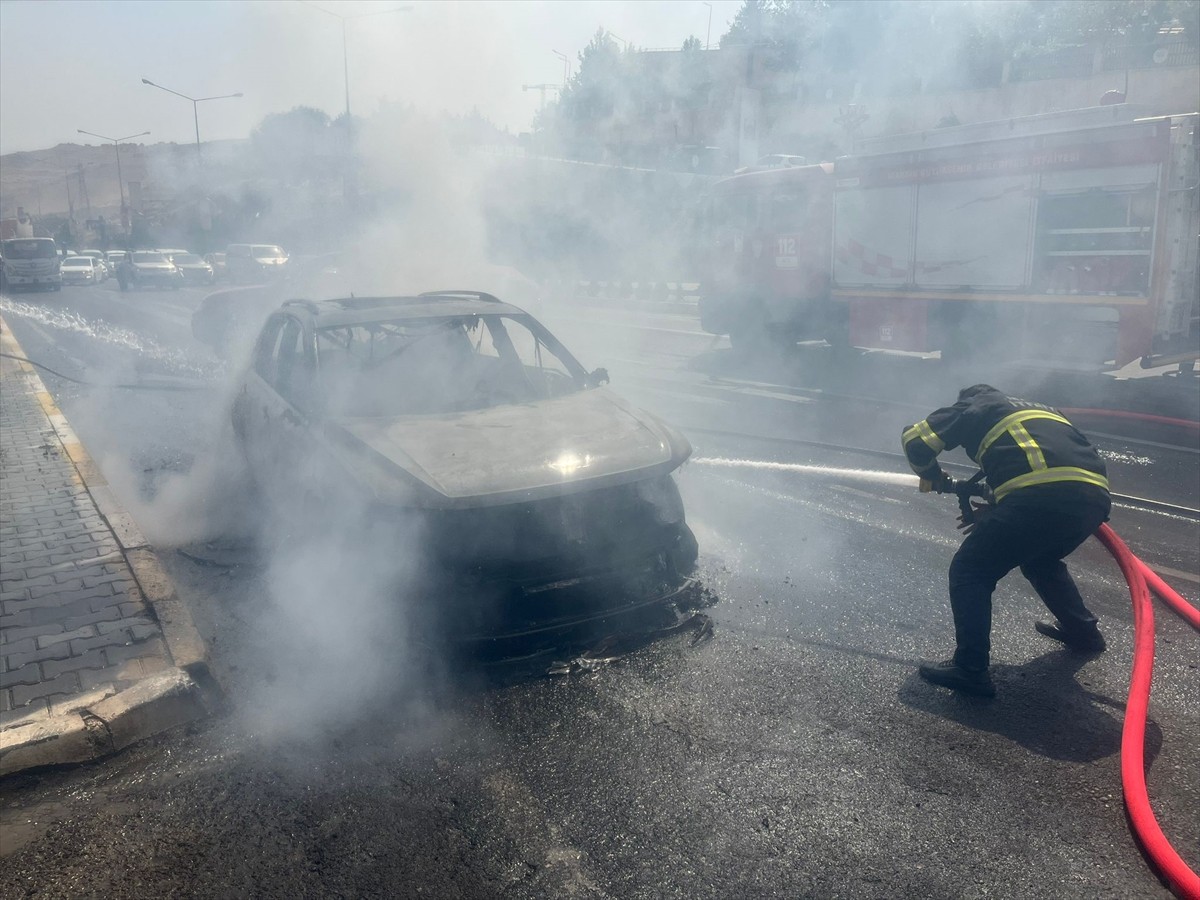Mardin'in Artuklu ilçesinde seyir halindeki otomobilde çıkan yangın itfaiye ekiplerince...