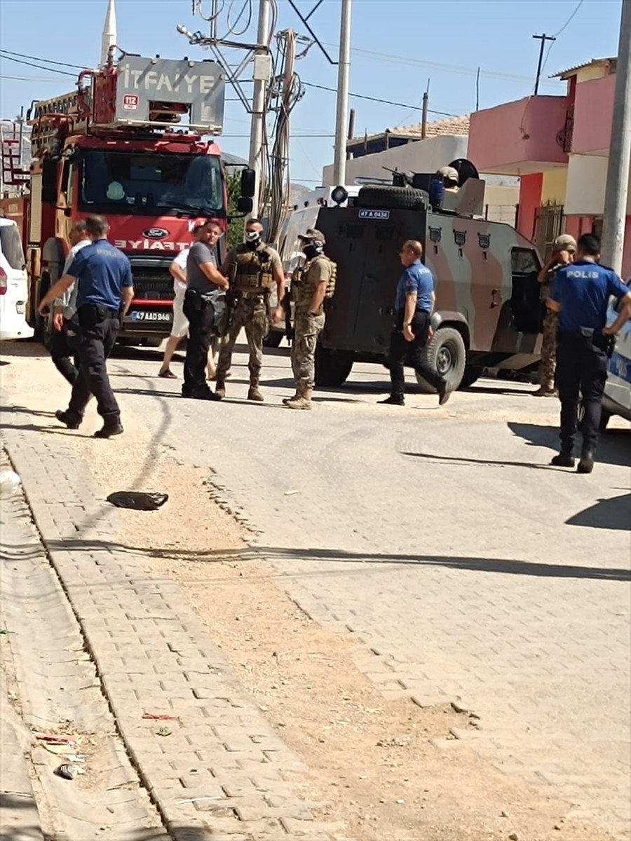 Mardin'in Kızıltepe ilçesinde evde eşini ve iki çocuğunu bıçakla rehin alan kişi polis ekiplerince...