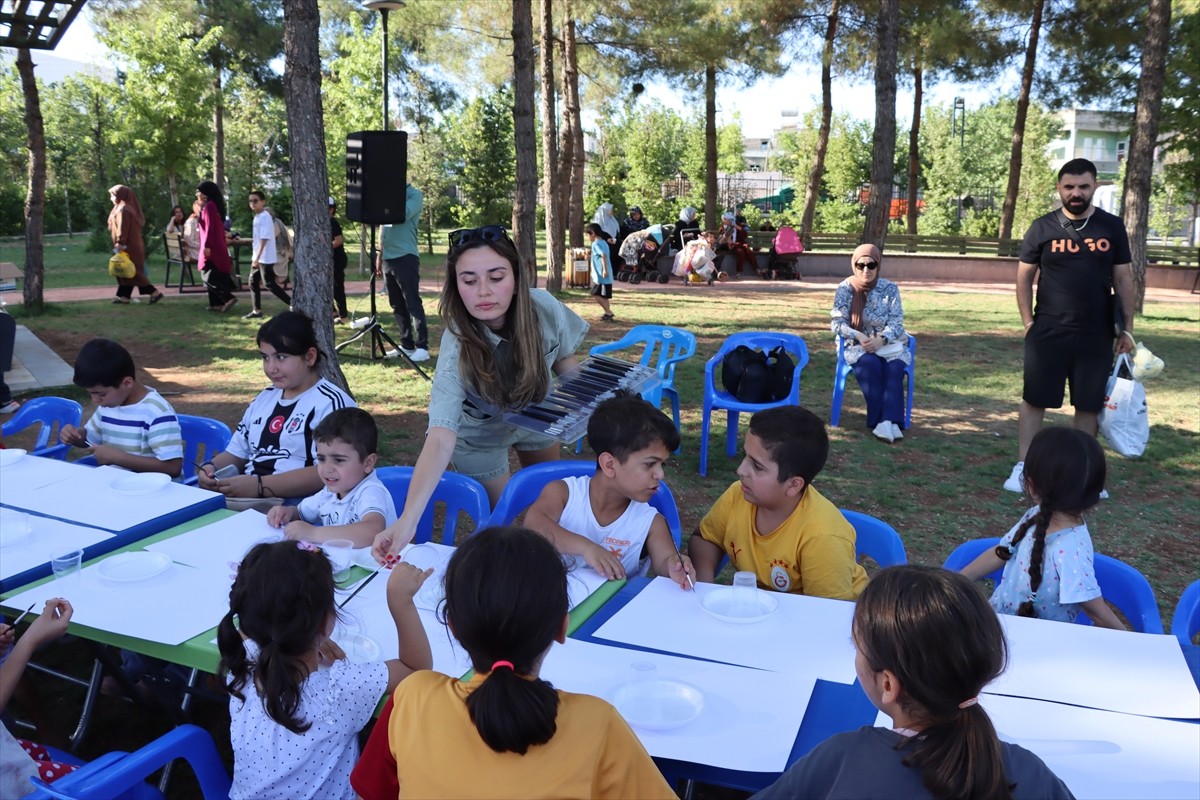 Mardin'in Midyat ilçesinde ressam Melis Doğan, "Doğanın Çiçeklerine Açılan Kapı" projesi...