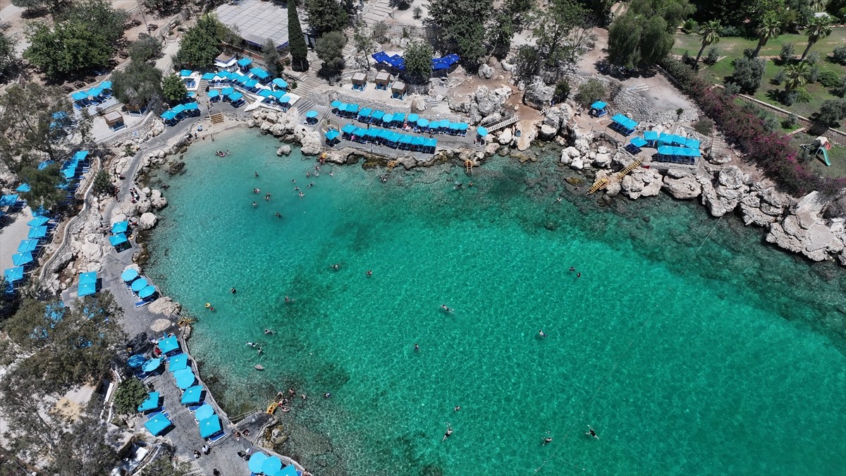 Mersin'de etrafını saran doğal kayaların arasında tatlı ve tuzlu suyun karışması nedeniyle...