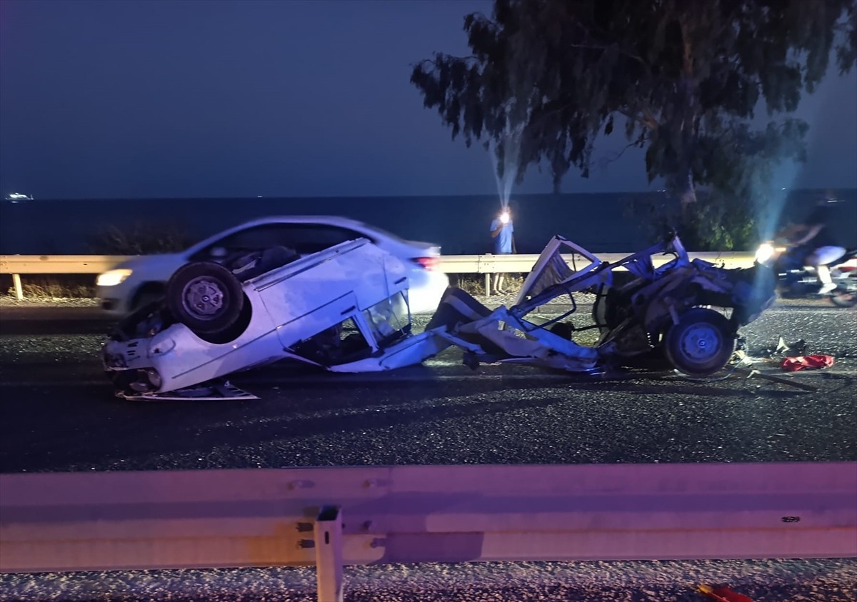 Mersin'in Silifke ilçesinde bariyere çarpan otomobilin sürücüsü yaşamını yitirdi, yanındaki kişi...