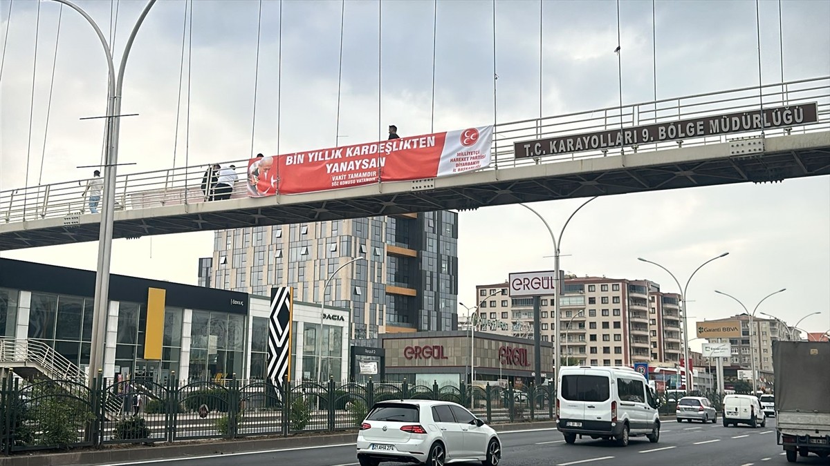 MHP Diyarbakır İl Başkanlığınca kentte sokaklara "Terörsüz Türkiye" sürecine destek için pankart...