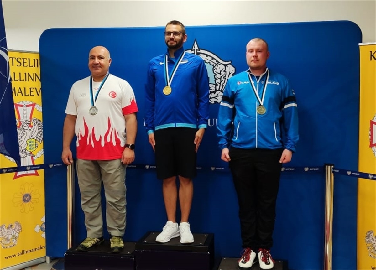 Milli atıcı Murat Kılıç (solda), Estonya'da yapılan Lapua Avrupa Kupası'nda gümüş madalya...