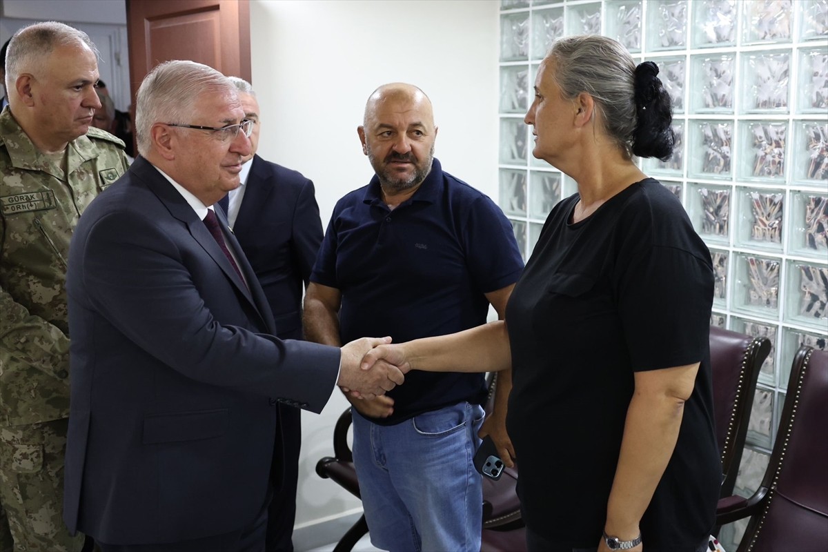 Milli Savunma Bakanı Yaşar Güler, Pençe-Kilit Harekatı bölgesinde metan gazından zehirlenen ve...