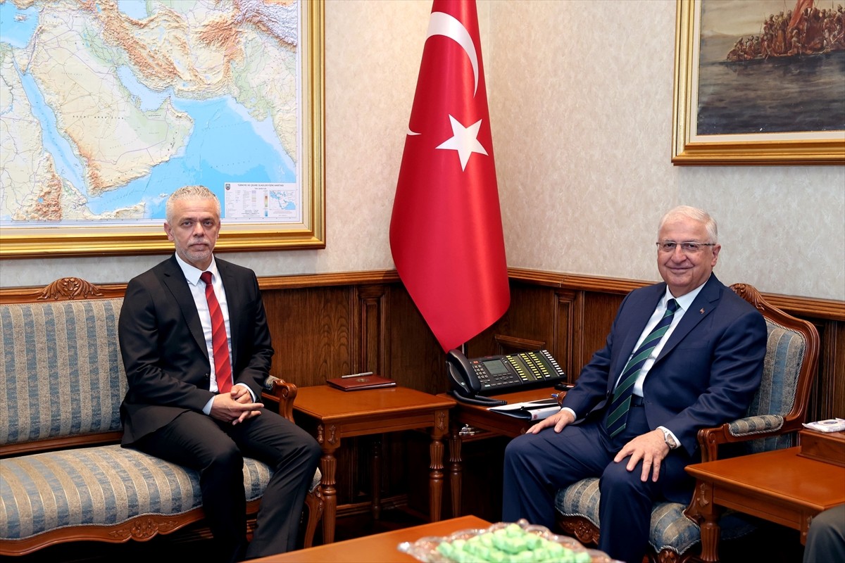 Milli Savunma Bakanı Yaşar Güler (sağda), Kuzey Kıbrıs Türk Cumhuriyeti'nin Ankara Büyükelçisi...