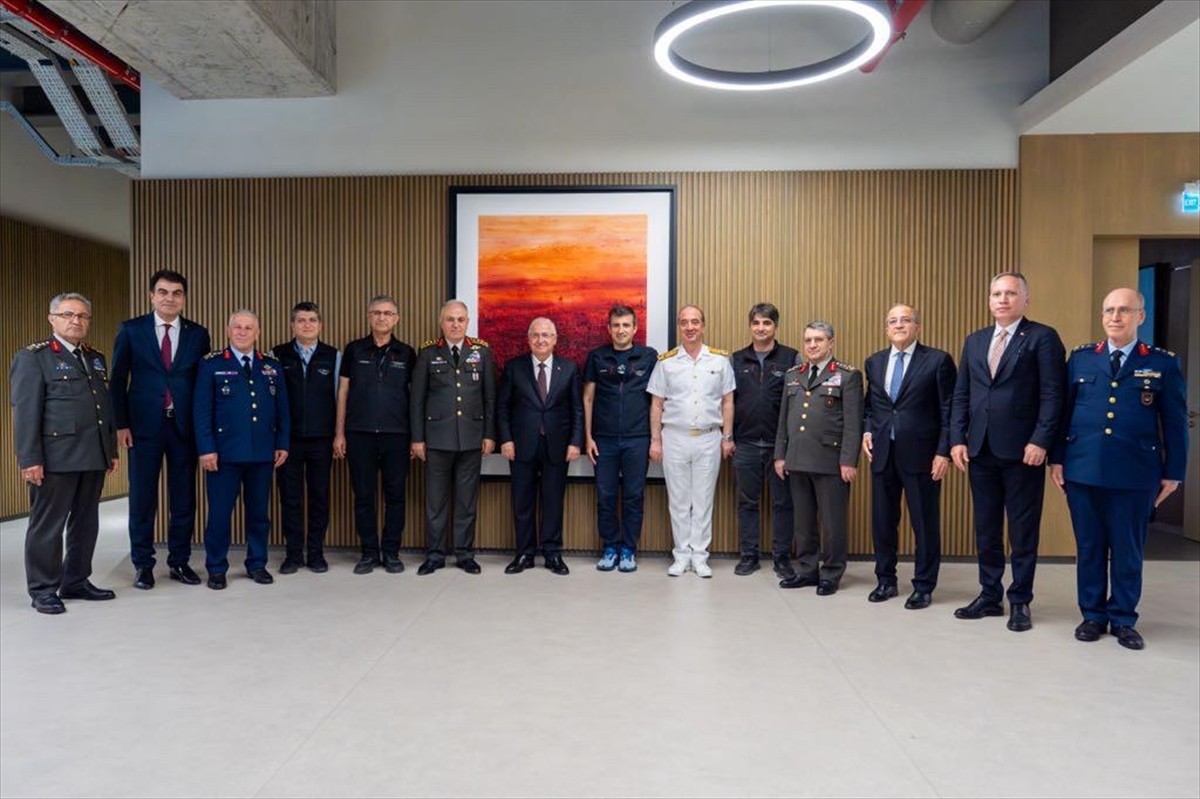 Milli Savunma Bakanı Yaşar Güler (sol 7), İstanbul'da Özdemir Bayraktar Milli Teknoloji Merkezi'ni...