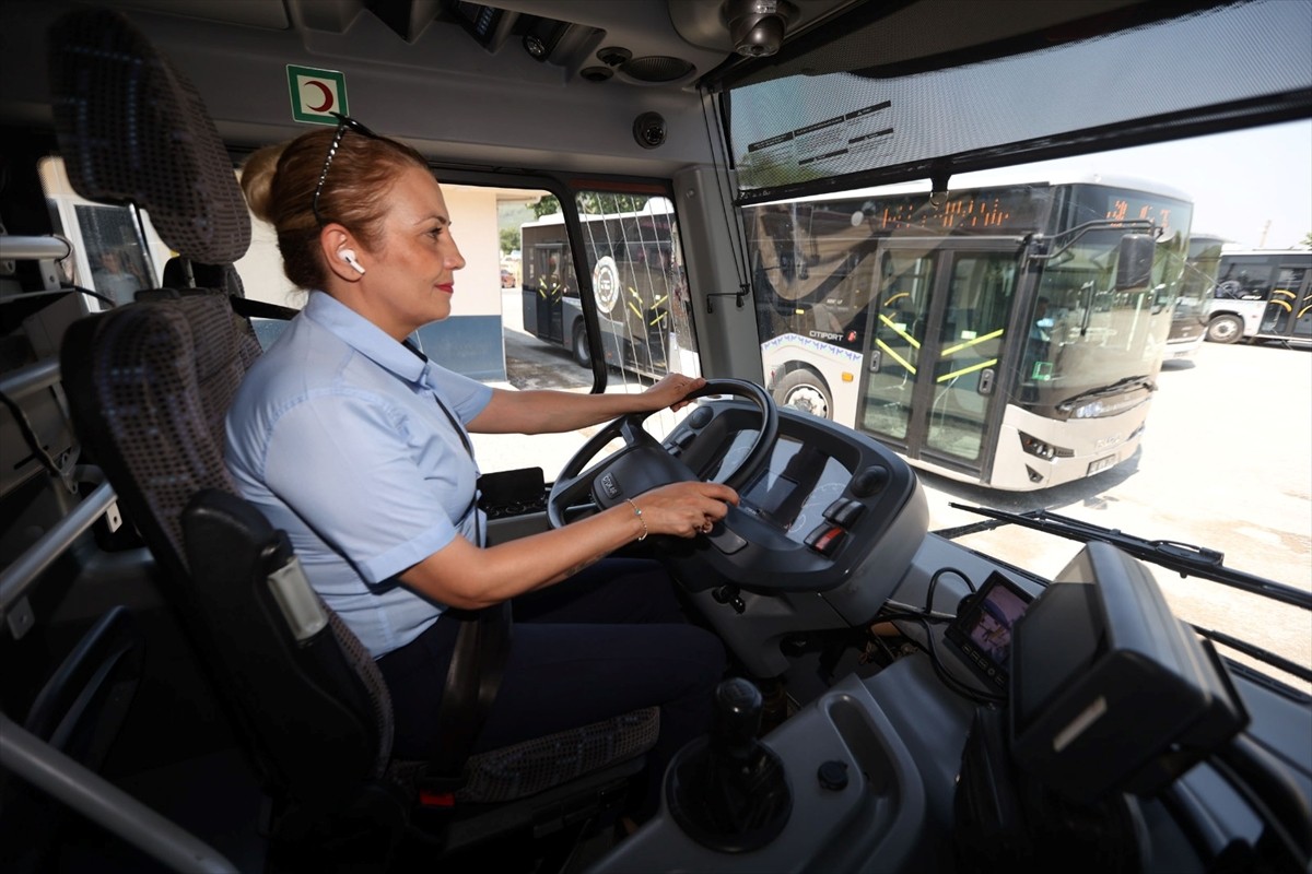 Muğla'da şehir içi toplu taşımada görev yapan 29 kadın şoför, yolcularına güler yüzle hizmet...