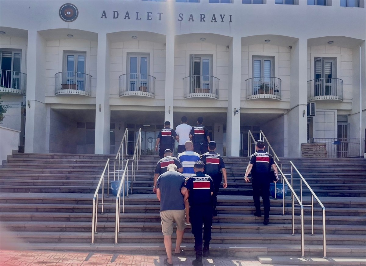 Muğla'nın Bodrum ilçesinde düzenlenen uyuşturucu operasyonunda gözaltına alınan 3 zanlıdan 2'si...