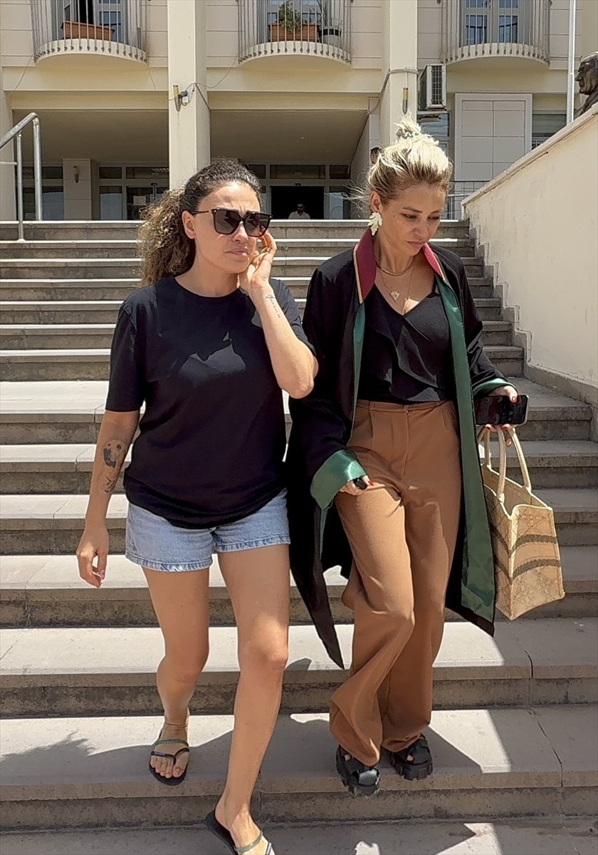 Muğla'nın Bodrum ilçesinde, polisin üzerine araç sürdüğü iddiasıyla gözaltına alınan şarkıcı Dilan...