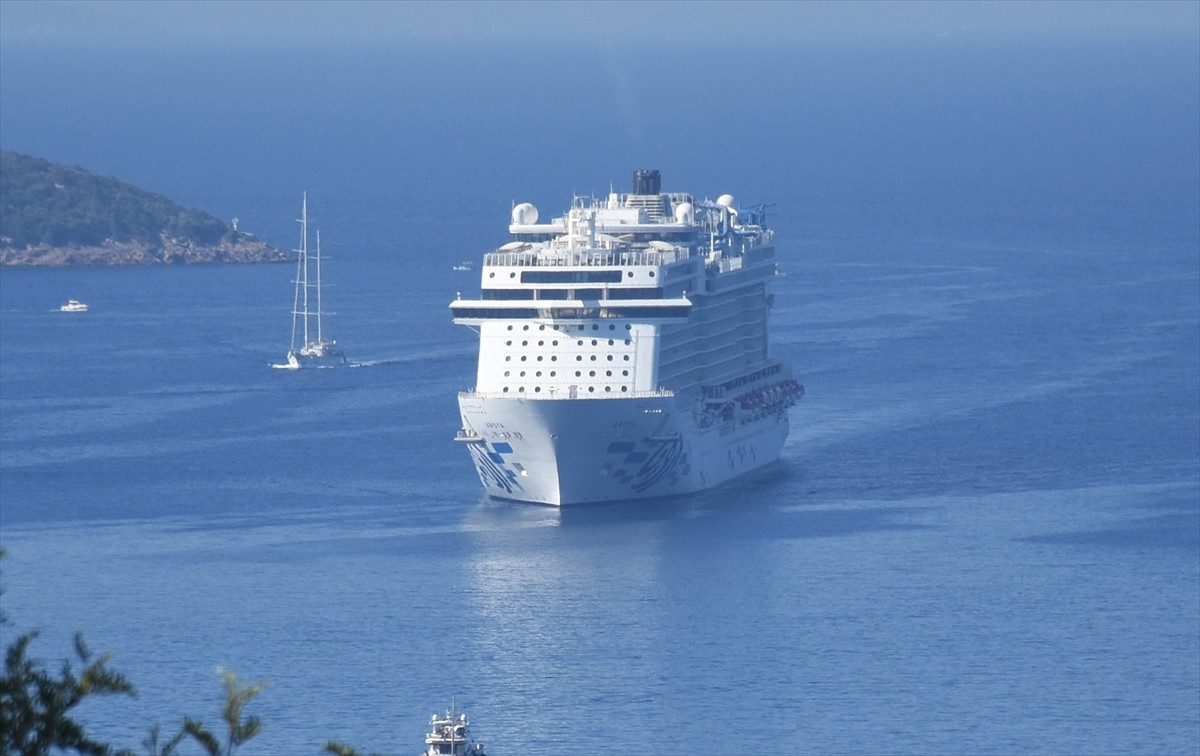 Muğla'nın Bodrum ilçesine "Aroya" kruvaziyeri 1750 yolcu getirdi.
