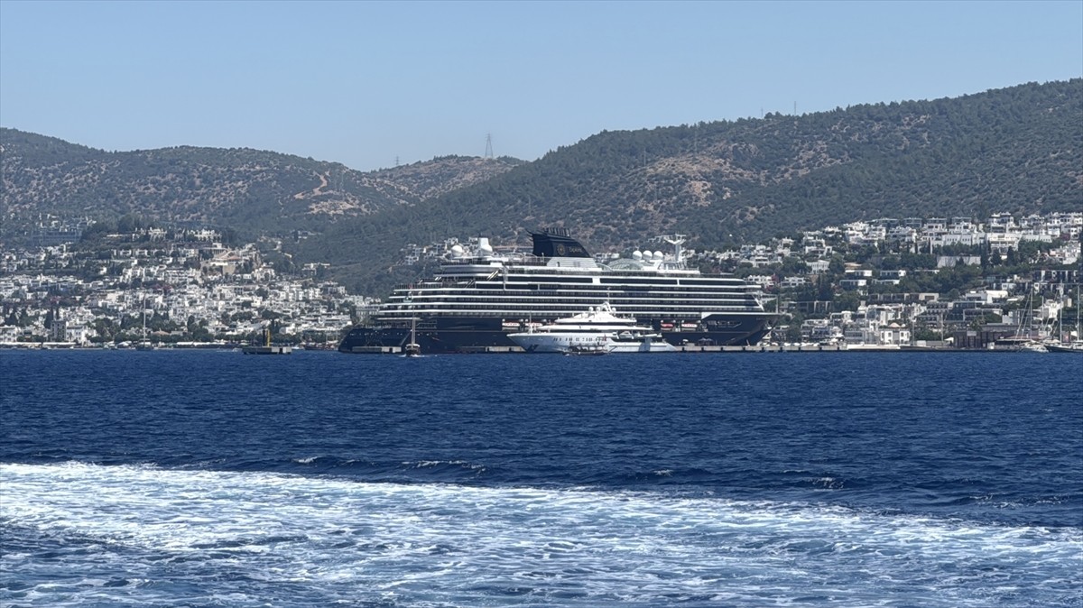 Muğla'nın Bodrum ilçesine "Explora I" isimli kruvaziyerle 734 yolcu geldi. Bozcaada Limanı'nın...