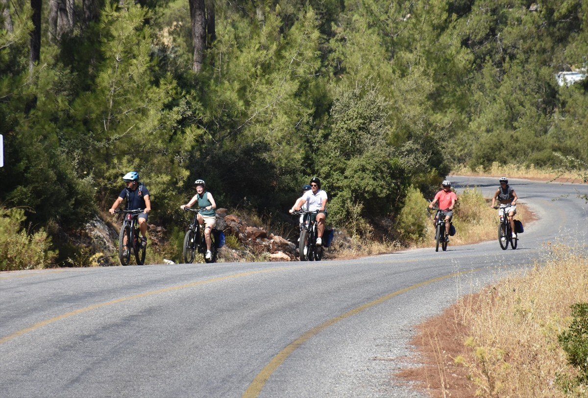 Muğla'nın Bodrum ilçesine yolcu gemileriyle gelen turistler, kırsal bölgelerde düzenlenen bisiklet...