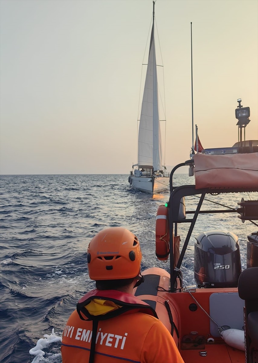 Muğla'nın Fethiye ilçesi açıklarında sürüklenen teknedeki 2 kişi ekiplerce kurtarıldı.