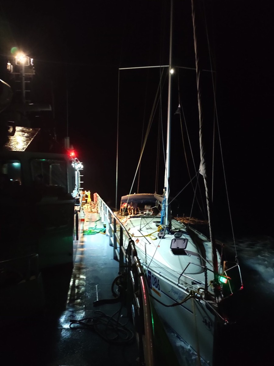 Muğla'nın Köyceğiz ilçesi açıklarında sürüklenen teknedeki 6 kişi ekiplerce kurtarıldı.