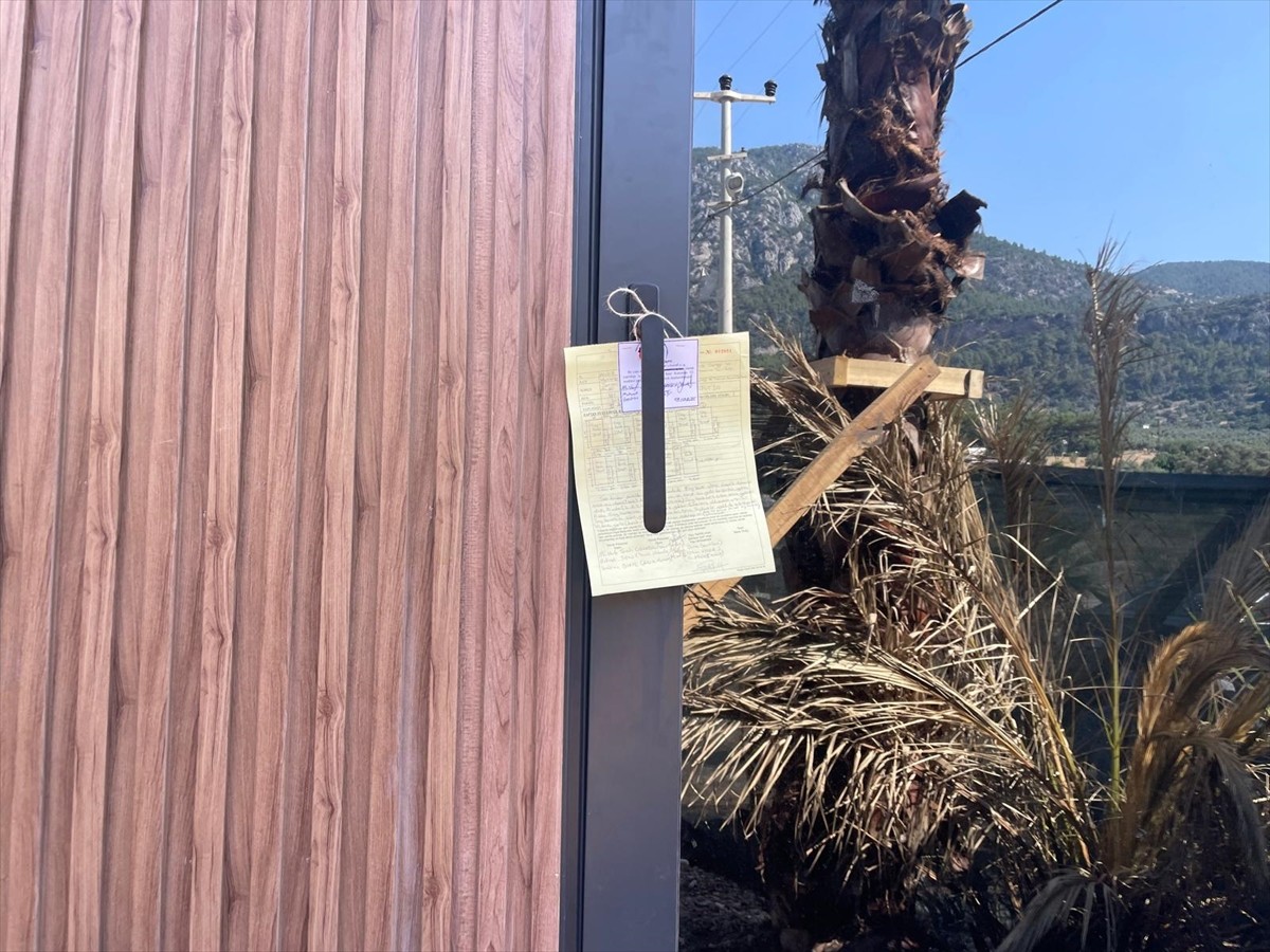 Muğla'nın Menteşe ilçesi sahilinde kaçak olduğu belirlenen 11 taşınabilir yapı...