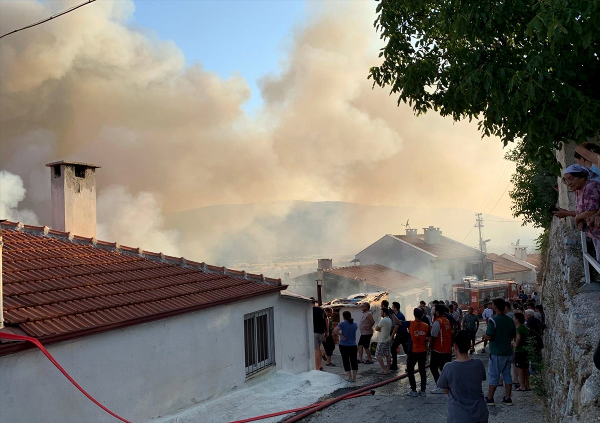 Muğla'nın Menteşe ilçesinde, müstakil ahşap evde çıkan yangın söndürüldü. Vatandaşlar, alevlerin...