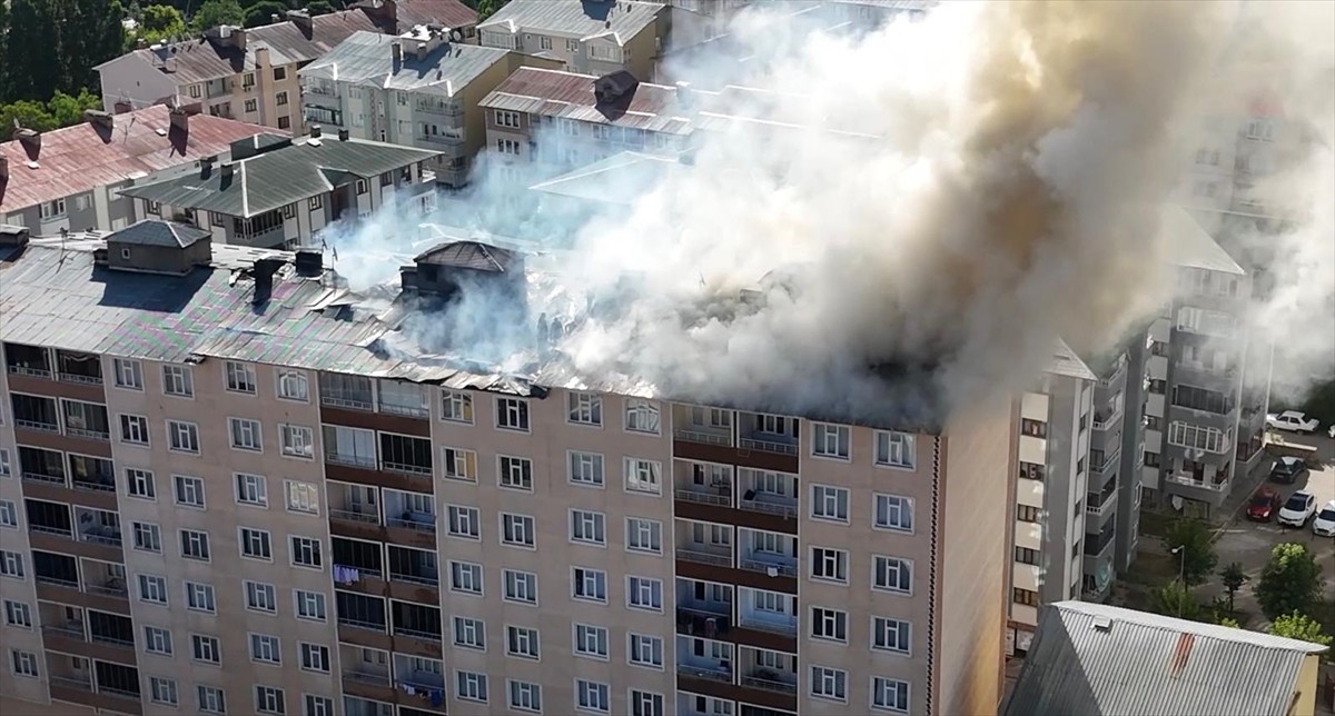 Muş'ta 9 katlı binanın çatısında çıkan yangın itfaiye ekiplerinin müdahalesiyle...