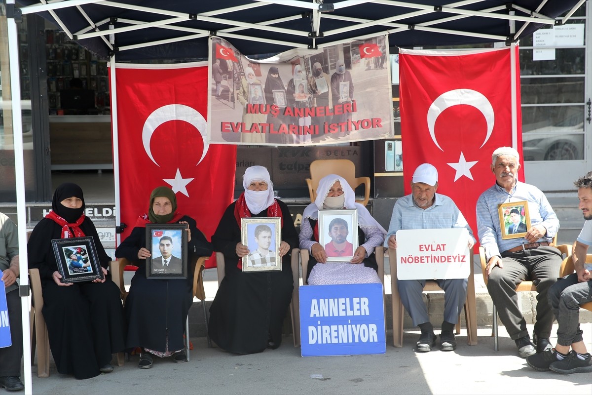 Muş'ta çocukları terör örgütü PKK tarafından kaçırılan aileler, DEM Parti İl Başkanlığı binası...