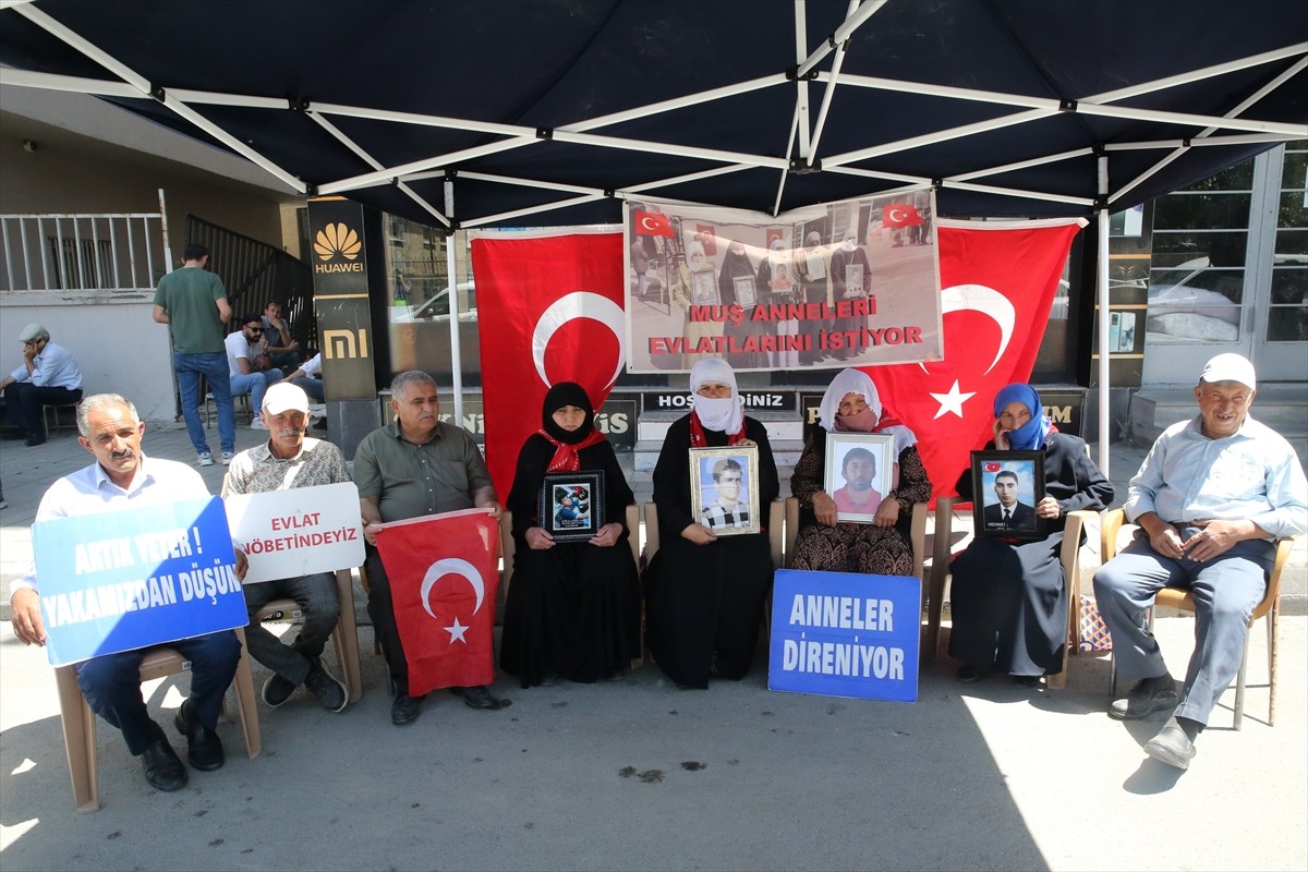 Muş'ta çocukları terör örgütü PKK tarafından kaçırılan aileler, DEM Parti İl Başkanlığı binası...