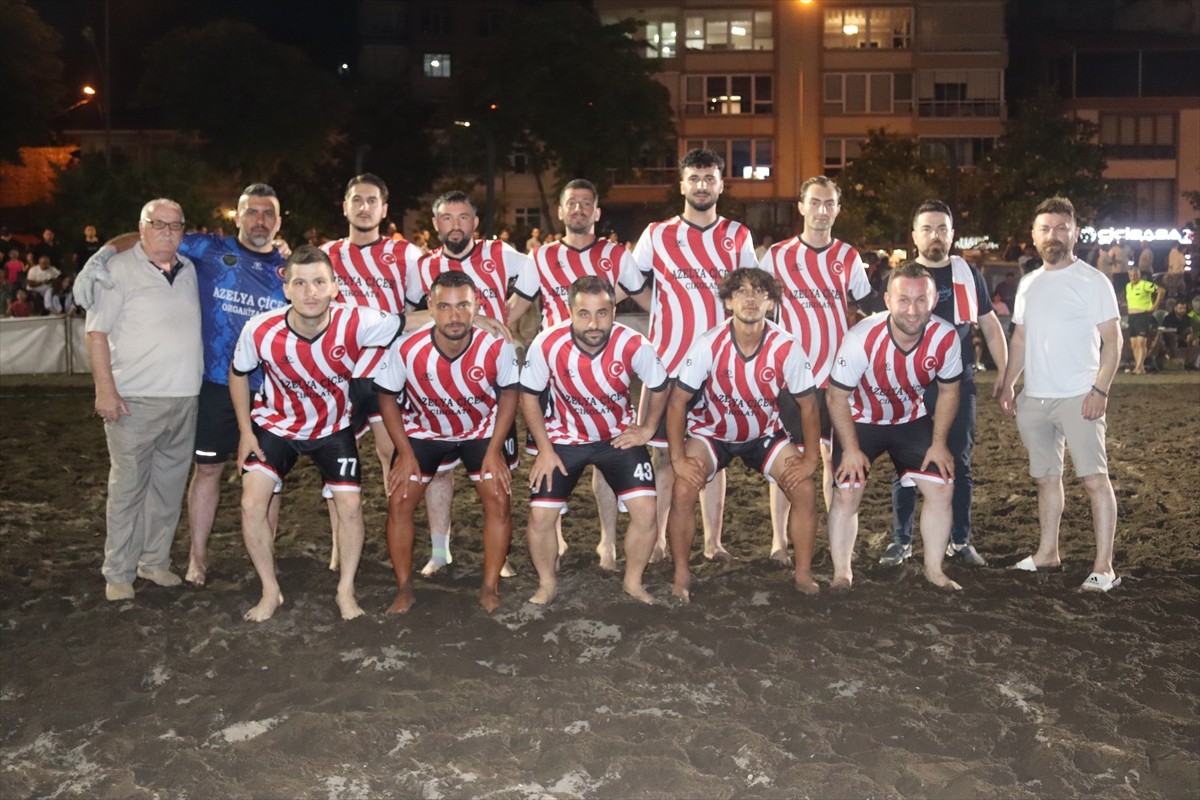 Ordu'da bu yıl 34'üncüsü düzenlenen Manyetik Kum Gece Futbol Turnuvası sona erdi. Turnuvanın final...