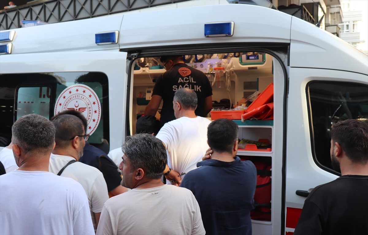 Ordu'nu Ünye ilçesinde silahlı saldırı sonucu 3 kişi yaralandı. Bölgeye polis ve 112 Acil Sağlık...