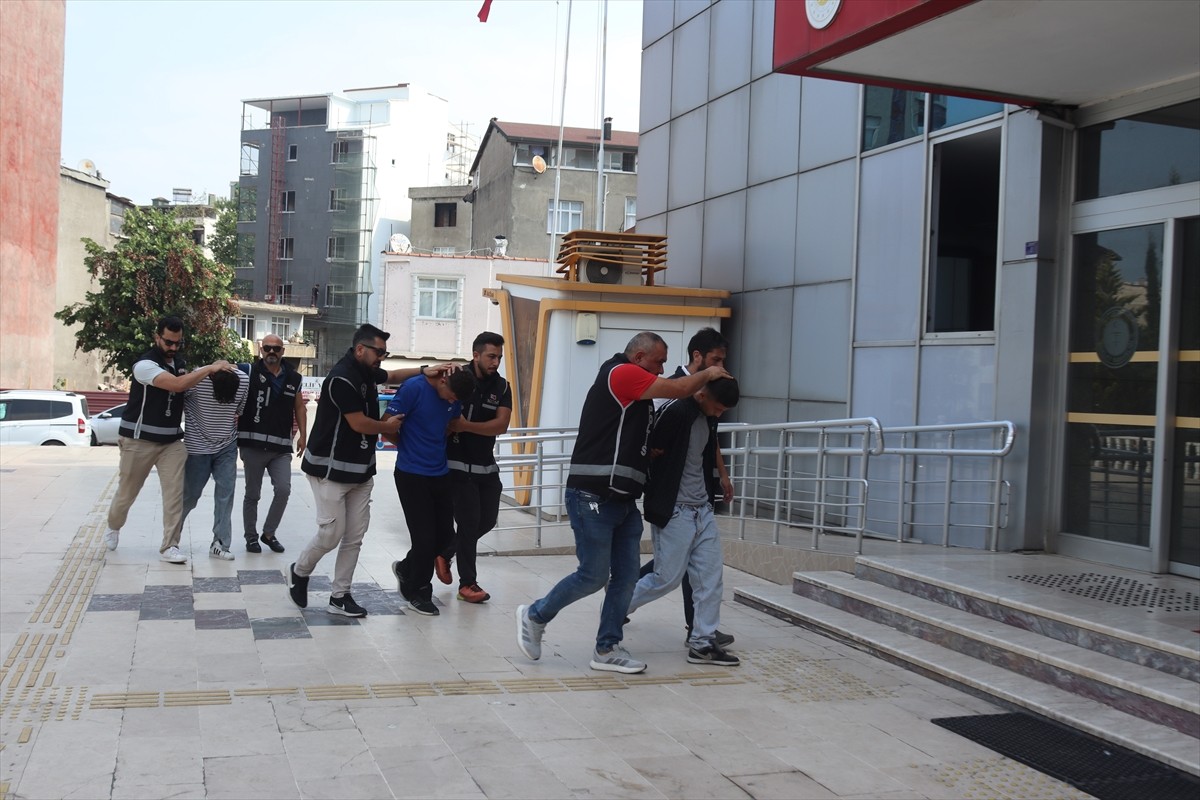  Ordu'nun Ünye ilçesinde 3 kişinin yaralandığı silahlı saldırıya ilişkin gözaltına alınan 3...