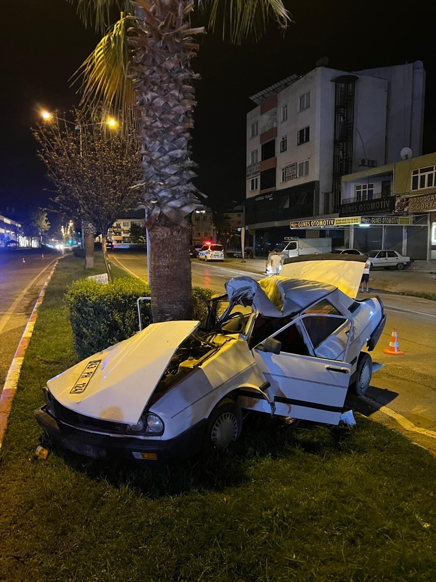 Osmaniye'nin Kadirli ilçesinde refüjdeki ağaca çarpan otomobilin sürücüsü yaşamını...