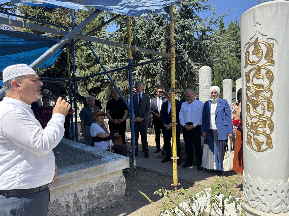 Osmanlı tarihçiliğini evrensel disipline dönüştüren, İslam, Avrupa ve dünya tarihi üzerine yaptığı...