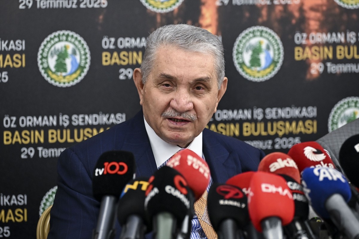 Öz Orman-İş Sendikası Genel Başkanı Settar Aslan (sol 2), sendika genel merkezinde düzenlediği...