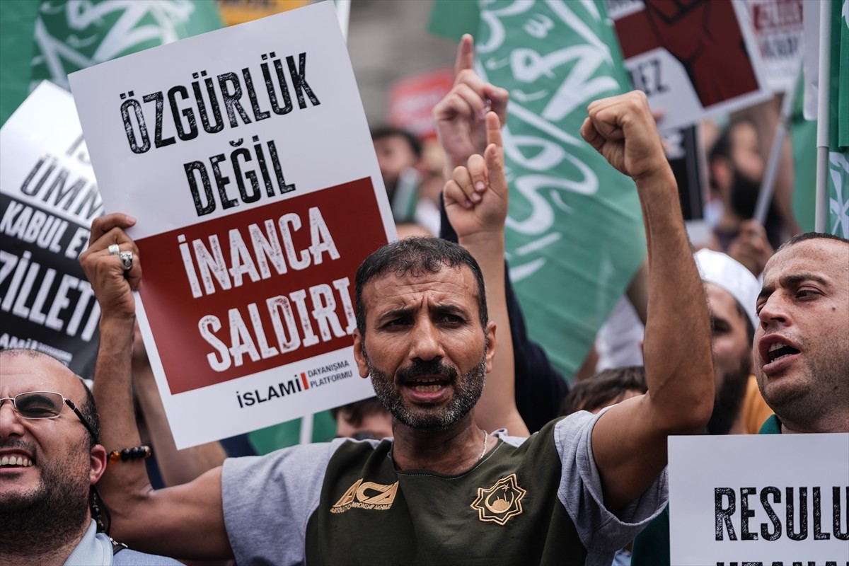  Özgür Düşünce ve Eğitim Hakları Derneği (ÖZGÜRDER) üyeleri, bir mizah dergisinde Hazreti...