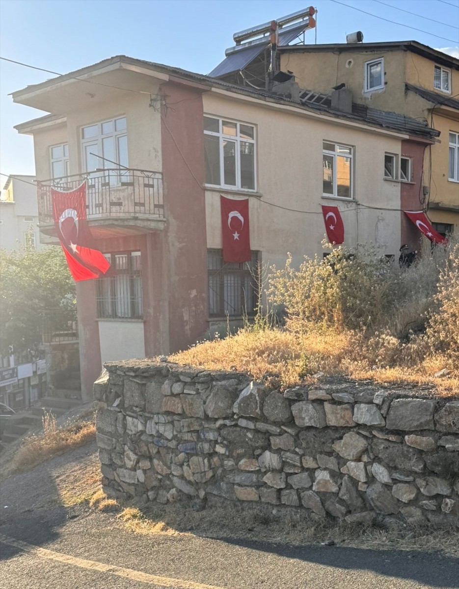 Pençe-Kilit Harekat bölgesinde bir mağarada arama tarama faaliyeti sırasında metan gazına maruz...