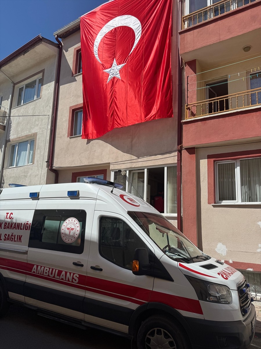 Pençe-Kilit Harekat bölgesinde bir mağarada arama tarama faaliyeti sırasında metan gazına maruz...