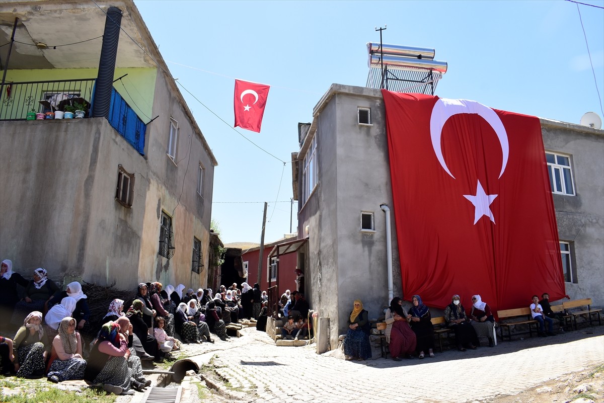 Pençe-Kilit Harekatı bölgesinde terör örgütü mensuplarınca kullanılan bir mağaradaki arama tarama...