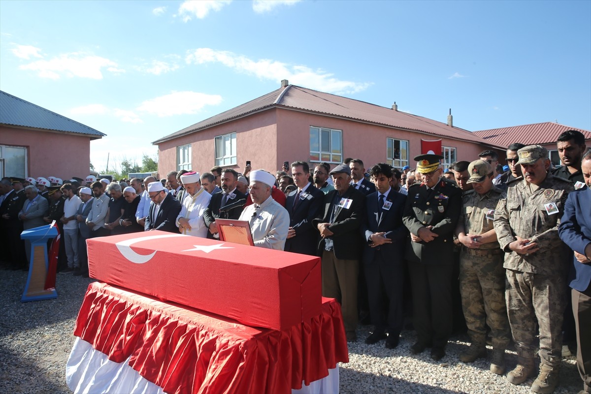 Pençe-Kilit Harekatı bölgesinde terör örgütü mensuplarınca kullanılan mağaradaki arama tarama...