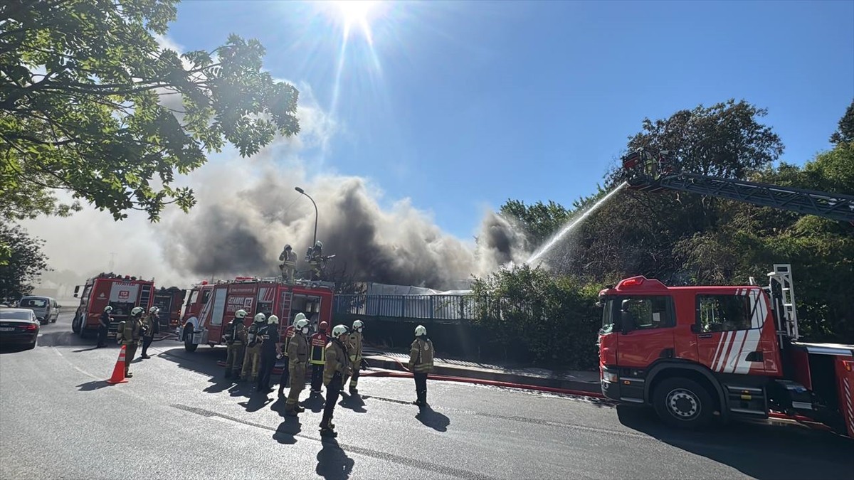Pendik'te İstanbul Su ve Kanalizasyon İdaresine (İSKİ) ait arıtma tesisinde çıkan yangına itfaiye...