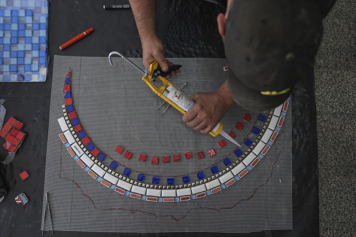 "Çatlakları İyileştirme Sanatı" adını verdiği kentsel sanatıyla tanınan ünlü Fransız anonim sokak...