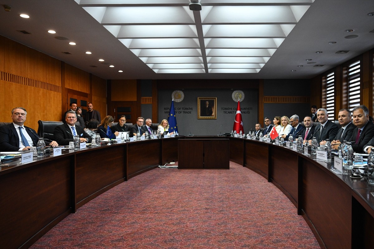 "Türkiye-AB Yüksek Düzeyli Ticaret Diyaloğu Toplantısı" Ticaret Bakanı Ömer Bolat (solda) ve AB...