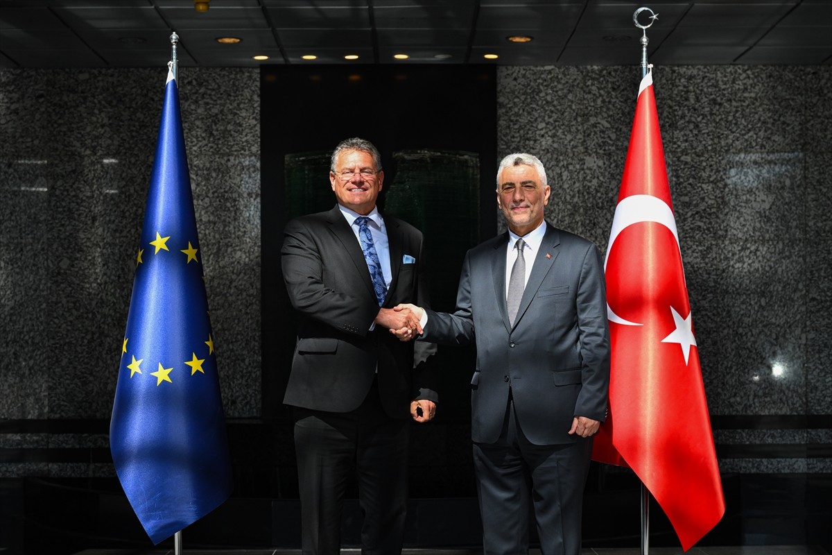 "Türkiye-AB Yüksek Düzeyli Ticaret Diyaloğu Toplantısı" Ticaret Bakanı Ömer Bolat (solda) ve AB...