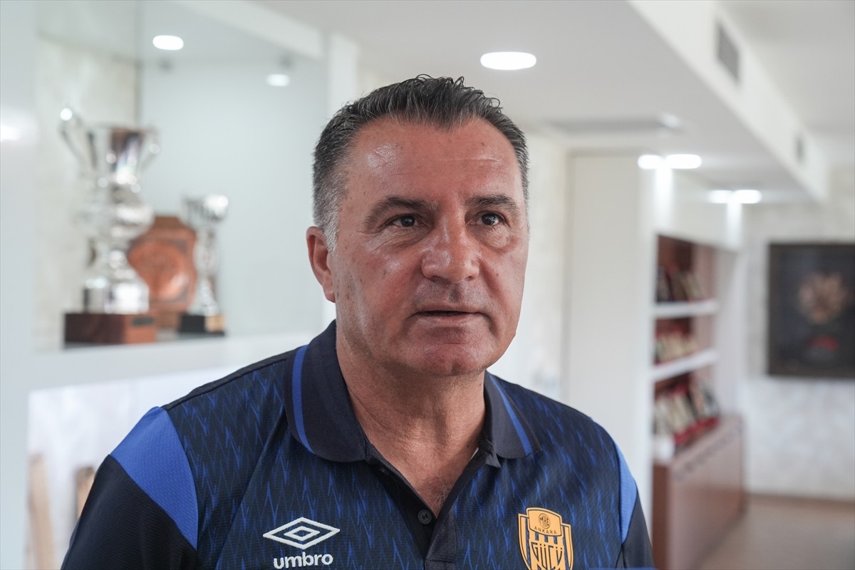 "Yeniden diriliş" parolasıyla sezona giren  MKE Ankaragücü'nün teknik direktörü Mustafa Kaplan, ...