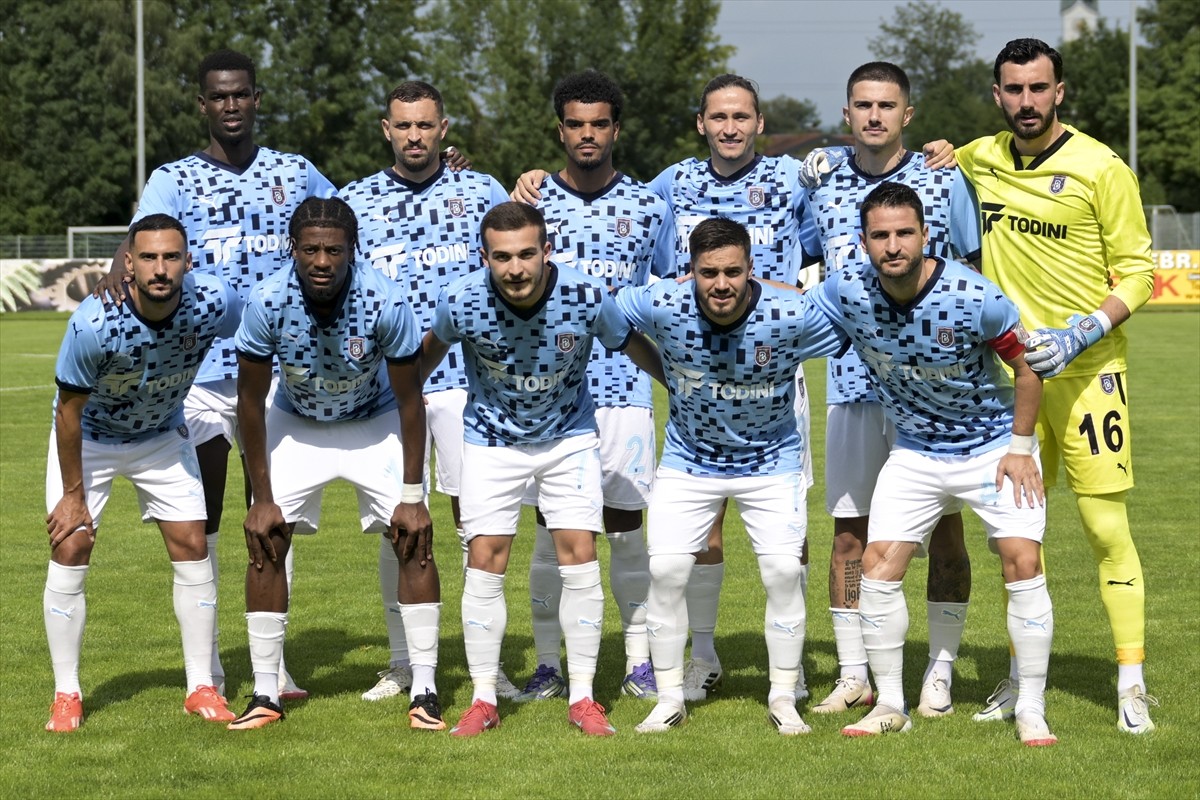 RAMS Başakşehir takımı, hazırlık maçında Almanya temsilcisi Fortuna Düsseldorf ile Salzburg...