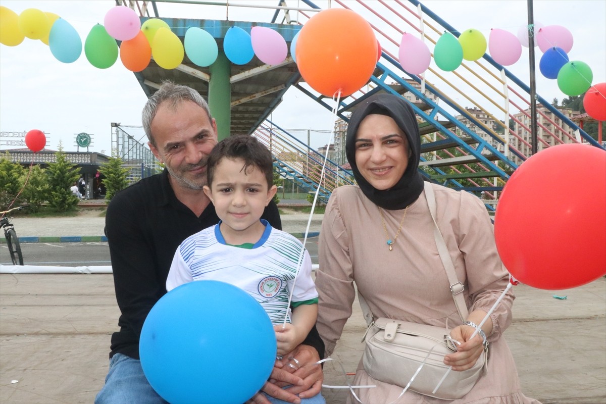 Rize'de ailesinin sosyal medyadan yaptığı çağrıya cevap veren çok sayıda vatandaş, 2,5 yaşında...